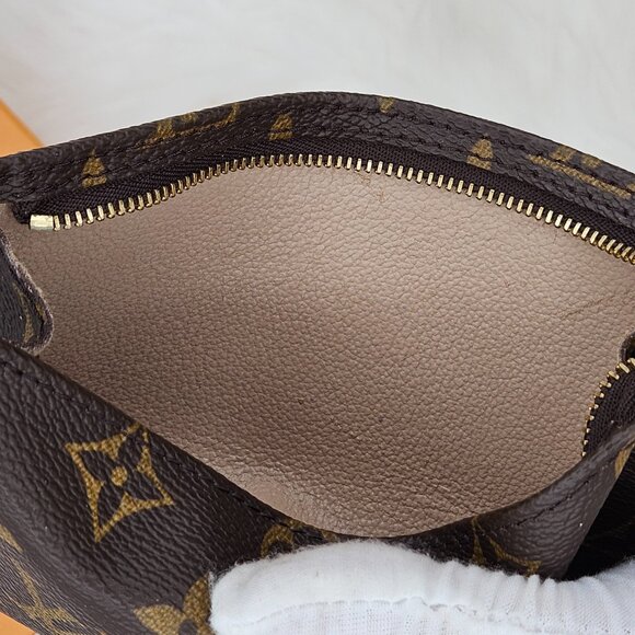 Louis Vuitton Monogram Toiletry Pouch 17 - Picture 14 of 17